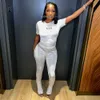 Yaz Kadın Terzini Tasarımcı 2024 Yuvarlak Boyun D-Line İşlemeli Kısa Kollu T-Shirt Yüksek Bel Kalça Kalça Sıkı Pantolon Spor Spor Günlük Baharatlı Kız Seti