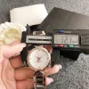 2024 Fashion Volledige Merk Horloges Vrouwen Meisje Diamant Stijl Stalen Metalen Band Quartz Met Luxe Logo Klok L 103