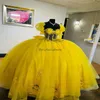 Unices gula quinceanera klänningar med 3D -blommor 2024 Vestidos de xv 15 anos maskerad fluffig älskling spets födelsedagsfest vestido de para sweet 16 party