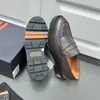 Sapatos de negócios masculinos de marca de designer de luxo de moda, sapatos de condução, novos sapatos de couro com fivela de metal brilhante polidos à mão, capas de couro de bezerro, peito baixo 5-10 banquete