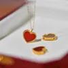 Collier en V en or 18 carats avec pendentif d'amour en agate rouge AU750 pour femme, luxe léger et sens du luxe, cadeau polyvalent pour petite amie 222