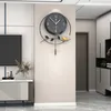 壁の時計は、リビングルームでファッショナブルでクリエイティブな時計