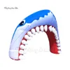 wholesale Requin gonflable mignon porte arquée dessin animé animal mascotte arc bleu sauter tunnel de bouche de requin avec des crocs pour la décoration d'entrée