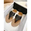 جديد 2024 Summer Beach Slippers Hot بيع الصنادل الفاخرة الأزياء من الجلد الناعم الوجه يتخبط المصمم نساء الصنادل شقة الكعب سيدة الحجم كبير EU35-42