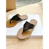 جديد 2024 Summer Beach Slippers Hot بيع الصنادل الفاخرة الأزياء من الجلد الناعم الوجه يتخبط المصمم نساء الصنادل شقة الكعب سيدة الحجم كبير EU35-42