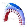 wholesale Requin gonflable mignon porte arquée dessin animé animal mascotte arc bleu sauter tunnel de bouche de requin avec des crocs pour la décoration d'entrée