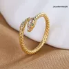 Popolare anello a forma di serpente Anello aperto a forma di serpente dagli occhi verdi Anello in oro 18k di piccole dimensioni femminile che non sbiadisce