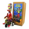 Coleção de adultos engraçada Retro Wind Up Toy Metal Tin Duck On Bike Robot Mechanical Clockwork Toy Figura Modelo Crianças Baby Presente 240307