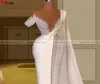 Slank långa vita aftonklänningar sjöjungfru en axel med fönsterpärlor pärlkläder de mariee 533ww2124580