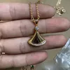 Tanabata petite jupe collier clavicule chaîne en forme d'éventail blanc Fritillaria agate rouge trompette plein diamant double pendentif