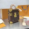 2024Nuovi designer di borse da sera Mini chiusura con fibbia magnetica Fiori antichi Lettere Borse a tracolla valigia retrò Borsa baule moda versatile