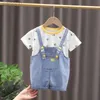 Kleidungssets Kleidungssets Sommer Cartoon Print Baby Jungen Kurzarm T-Shirt Tops Jeans Overalls Hosen Kinder Kinder Anzüge ldd240311