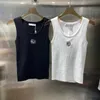 Diseñador Verano Nueva camiseta sin mangas sexy con cuello redondo para mujer Outwear Camisa inferior corta y versátil para mujer Correas colgantes bordadas UNQH