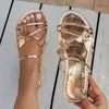 Slippare kvinnors sandaler 2024 fashionabla öppen tå non-halk för yttre slitage mini hjärtformade plattskor kvinnor