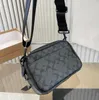 Bolso para cámara para hombre Bolsos de hombro cómicos Diseñador Crossbody Co Bolso Hombres Clásico Cuadrado Cuero Messenger Wallet Underarm Satchels Totes Tamaño 22x14cm