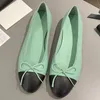 2024 Spring été Nouveau Arrivée Femmes Classic Ballet Flats Runway Designer en cuir authentique Sue en cuir rond Plat avec un décor de nouage à nœud doux Slip sur des chaussures plates