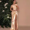 Chamgagne Gold Sirena Vestidos de dama de honor Elegante fuera del hombro Pliegues Frente Dividido Vestidos de dama de honor Vestido de fiesta de noche de satén BM5002