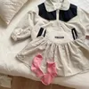 Ensembles de vêtements Ensembles de vêtements portent des enfants contraste manteau de baseball + jupe courte style occidental survêtement de sport fille vêtements ensemble tenue 2y-6y ldd240311