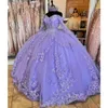 2024 Lila-Lavendel-Quinceanera-Kleider, schulterfrei, lange Ärmel, Spitzenapplikationen, Kristallperlen, Tüll, Rüschen, Ballkleid, Gastkleid, Abend- und Ballkleider, Korsettrücken