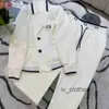 2023 Women Tracksuit Fashion Professional اثنتان مجموعة من تصميم العلامة التجارية العلامة التجارية الصغيرة بدلة صغيرة ارتداء ملابس أبيض سترة الأكمام السراويل الطويلة