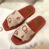 Summer Woody Flat Mules Designer Shoes Olika Stora band Kvinnor glider på Mule Sandaler Slides Canvas Rubber Espadrille Wedge Lady Shoes Outdoor Room Beach 35-42