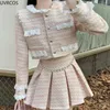 Rosa outono e inverno Cavai grosso tweed conjunto de duas peças para mulheres doce rendas retalhos jaqueta de lã elegante pérola pregas mini terno de esqui 240311