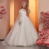 Kız Elbise Dantel Tül Çiçek Elbise Düğün Kolsuz için Cape Puffy Parlayan Zarif Prenses İlk Komünyon Doğum Günü önlükleri 2024