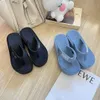 2024 Nya tjocka sula tofflor Designer Kvinnors sandaler Summer Slope Heel Casual Herringbone Slippers Outdoor Swimming Pool Slippers Beach Shoes