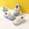 Chaussures de marche pour bébé garçon et fille semelles souples antidérapantes chaussures de sport décontractées pour enfants chaussures de bébé respirantes en maille accessoires pour bébé 240229