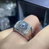 Bagues de cluster MeiBaPJ 5 S 11mm Big Moissanite Gemstone Bague en diamant pour hommes 925 Sterling Silver Fine Bijoux de mariage