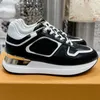 2024 Kvinnlig designer Nya stilpar Casual Sports Shoes SS24 Nya Runaway Series-sneakers för kvinnors 5 cm High Non Slip Sole slitbeständiga platta vandringsskor