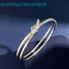 2024 Designermärke smycken armband knut för kvinnor med dubbel lager slät yta och minimalistisk ins korsvridna armband av Yang Mi