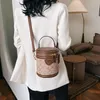 女性用レトロプリントバケツバッグソフトレザーシングルショルダー円筒形のバッグファッションハンドバッグ