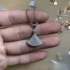 Tanabata petite jupe collier clavicule chaîne en forme d'éventail blanc Fritillaria agate rouge trompette plein diamant double pendentif