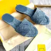 Mode blå denim tofflor designer sandaler kvinnor sandal platta sandaler semester strand sandaler bredband slider gjorde slitna ser blå denim med quiltat motiv