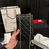 مصمم نسائي كلاسيكي ميني رفرف عصري حقائب الهاتف الحامل Lambbskin مع خطاب Gold Metal Hardware Matelasse Chain Crossbody Lipstick Vanity Pres