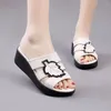 Walking Shoes 2024 Summer Outings Middle Age Aged Mothers Leather Sandals Compable Heel Sandals för kvinnor som bär mjukt Kraft Board