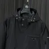 Herren Designerjacke Männer Jacke hochwertige modische Kapuze -Logo -Dreieck -Logo Windschutz -Designerjacke im Freien vielseitige Freizeit -Herrenjacke Herrenmantel Mantel