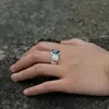 Pierścienie klastra Hurtowa Niestandardowa wysokiej jakości biżuteria OEM 925 Sterling Blue Cubic Zirkonia Stone Srebrny Pierścień Diamentowy ślub ręki