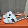 Mode tofflor Kvinnor Designer Sandaler för kvinnors tofflor Pink Luxury Flat Heel Slides Outdoor Beach Casual Loafers skor med spänne äkta läder Dhgate