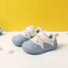 Chaussures de marche pour bébé garçon et fille semelles souples antidérapantes chaussures de sport décontractées pour enfants chaussures de bébé respirantes en maille accessoires pour bébé 240229