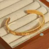 Guldfärg Tarnish Free Fashion Rostfritt stål Bangle Armband Metallstruktur Enkel Open Charm Wrist Jewelry 240227