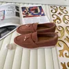 Mode kvinnor mocka platt loafers mens tofsels casual skor par ootd läder skor sandaler fasta slip-on skor