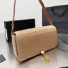 Designer raffia halm sommarkvinnor män väver strandsemester väskor ihålig ut metall bokstav handväska koppling tote crossbody rese mode handväskor axel rems