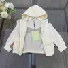 Beliebte Kindermantel mit Kapuze-Netzfutter Babyjacken Größe 100-160 Sommer Sonnenschutzkleidung Spleißdesign Jungen Mädchen Außenbekleidung 24mar