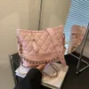 Boutique en gros d'usine cette année Sac à chaîne populaire pour sacs pour femmes Nouvelle tendance Printemps et été 2024 Texture haut de gamme Niche Diagonal Crossing Stray