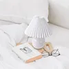 Lámpara de mesa plisada Ins Lámparas de mesa de cerámica de bricolaje Estética y pequeña lámpara coreana para sala de estar Deco Regalos lámpara linda lámpara con bombilla LED tricolor junto a lámparas al por mayor