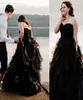 Ucuz Gotik Siyah Gelinlik Bir Çizgi Tweetheart Yaz Plajı Boho Organza Katmanlı Ruffles Zemin Uzunluğu Resmi Artı Boyutu Gelin8023765