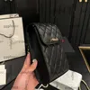 مصمم نسائي كلاسيكي ميني رفرف عصري حقائب الهاتف الحامل Lambbskin مع خطاب Gold Metal Hardware Matelasse Chain Crossbody Lipstick Vanity Pres