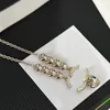 18K Gold Marque Lettre Pendentif Designer Collier Haute Texture Design Chaînes En Cuivre Hommes Femmes Cristal Perle Collier Ras Du Cou Bijoux De Mariage Cadeaux